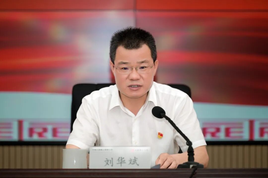 刘华斌到一竞技讲授专题党课并调研